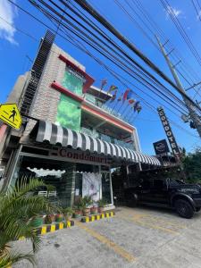 TanauanItaly Condotel Darasa的停在大楼前的有卡车的餐厅