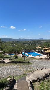 维拉卡洛斯帕兹Cabañas Terrazas del Sol的球场上的几个游泳池