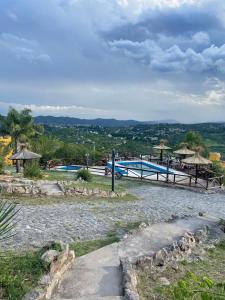 维拉卡洛斯帕兹Cabañas Terrazas del Sol的一个带游泳池的度假酒店