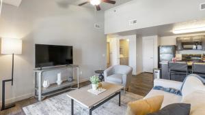 西瓦利城Landing Modern Apartment with Amazing Amenities (ID9601X99)的带沙发和电视的客厅