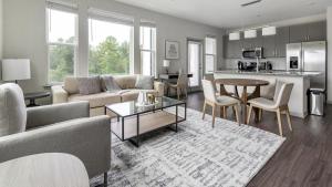 MiddleburgLanding Modern Apartment with Amazing Amenities (ID8935X21)的客厅配有沙发和桌子