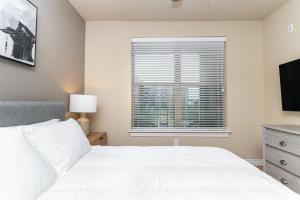 卡罗尔顿Landing Modern Apartment with Amazing Amenities (ID3883)的卧室配有白色的床和窗户。