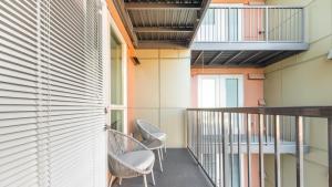 塔科马Landing Modern Apartment with Amazing Amenities (ID7286X92)的阳台配有2把椅子和桌子