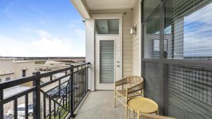 加兰Landing Modern Apartment with Amazing Amenities (ID7989X65)的阳台配有桌椅和窗户。
