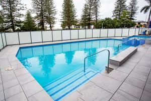 黄金海岸South Pacific Plaza - Official的蓝色海水大型游泳池