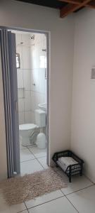 蓬塔波朗G.LO Loft AP 04的白色的浴室设有卫生间和水槽。