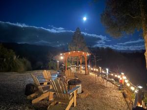 阿赫瓦尼Sierra Mountain Lodge - Vacation Rentals - Yosemite的一群椅子和一个晚上的凉亭