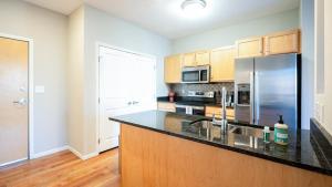 圣保罗Landing Modern Apartment with Amazing Amenities (ID7380X13)的厨房配有不锈钢冰箱和木制橱柜
