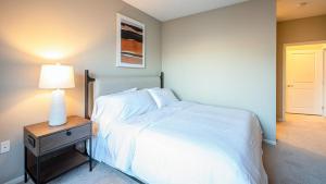 圣保罗Landing Modern Apartment with Amazing Amenities (ID7380X13)的一间卧室配有一张床和一个带灯的床头柜