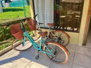 在Arenal NAE Home内部或周边骑自行车