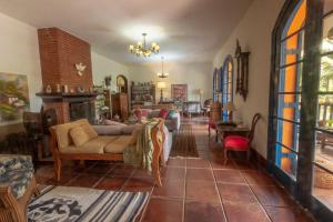 科蒂亚Via Antiga Granja Viana的带沙发和壁炉的客厅