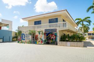 威廉斯塔德DeLynne Resort Curaçao的一面有壁画的建筑