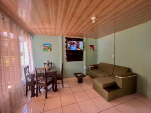 福尔图纳Arenal NAE Home的客厅配有沙发和桌子