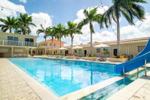 威廉斯塔德DeLynne Resort Curaçao的度假村内带滑梯的游泳池