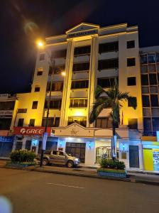 拿笃The Executive Hotel Lahad Datu的一辆夜间停在大楼前的卡车