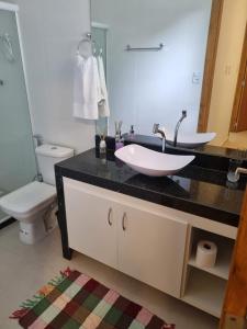 布希奥斯Villa do Aconchego apartamento super novo的一间带水槽和卫生间的浴室