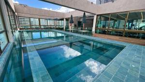累西腓Flat em Boa Viagem Rooftop 470 Conforto e Localização privilegiada的一座蓝色瓷砖的游泳池