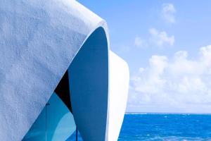 圣胡安圣胡安孔查万丽酒店的蓝色和白色的冲浪板,位于海边