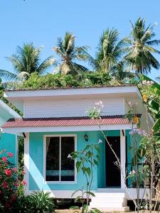 阁遥岛ํYada Resort Koh Yao Noi的棕榈树绿色屋顶度假屋