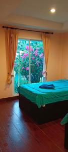 阁遥岛ํYada Resort Koh Yao Noi的一间卧室设有一张床和一个大窗户