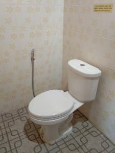 阁遥岛ํYada Resort Koh Yao Noi的一间位于客房内的白色卫生间的浴室