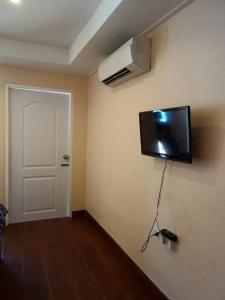 阁遥岛ํYada Resort Koh Yao Noi的墙上配有平面电视的房间