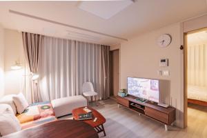 首尔Staylim - Seoul Botanic Park, Airport的酒店客房设有大型起居室。