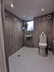 贝克斯希尔William Morris, Spacious ground floor lux double bedroom的一间带卫生间和水槽的浴室