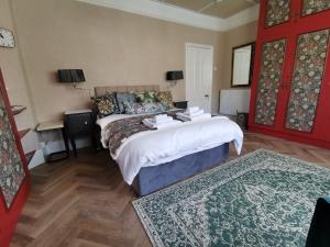 贝克斯希尔William Morris, Spacious ground floor lux double bedroom的一间卧室设有一张床和一扇红色的门