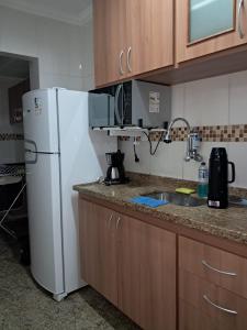 大伊瓜巴Morada do Sol de Iguaba AP 2 qts的厨房配有白色冰箱和水槽