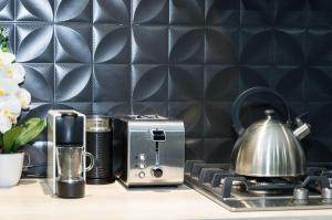 门多萨Ayres home的厨房柜台配有烤面包机和茶壶