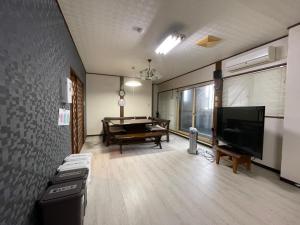 新潟県小千谷市 平成イン的客厅设有台球桌和电视。
