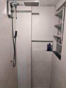 里约热内卢Magnífico apartamento的带淋浴的白色浴室