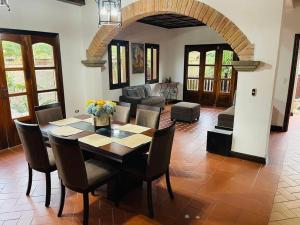 科潘玛雅遗址Las guacamayas House的客厅配有餐桌和椅子