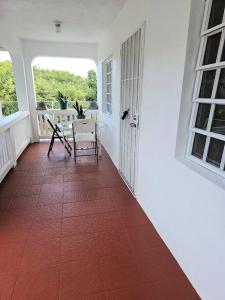 克里斯琴斯特德Veronica's Tropical Oasis的走廊上,有红色的瓷砖地板,位于房子里