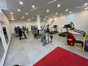 科恰班巴AmbarB1P1/E的健身房,配有跑步机和有氧运动器材