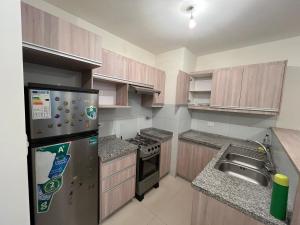 科恰班巴AmbarB1P1/E的厨房配有不锈钢冰箱和水槽