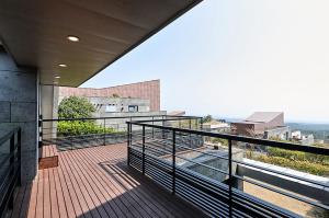 西归浦市Lotte Resort Jeju Artvillas的享有建筑景致的阳台