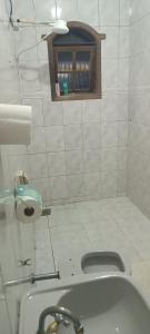 贝洛奥里藏特Hostel Kinu的白色瓷砖浴室设有水槽和卫生间