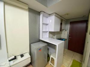 万隆RedLiving Apartemen Tamansari Panoramic - Anwar Rental的一间小厨房,内设白色冰箱