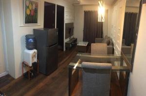 万隆RedLiving Apartemen Tamansari Panoramic - Anwar Rental的一间带玻璃桌的客厅和一间客厅。