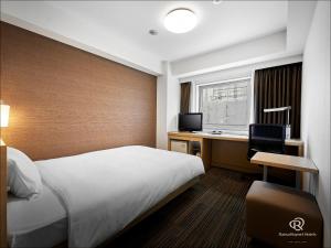 仙台仙台大和鲁内酒店的酒店客房配有一张床、一张书桌和一台电视。