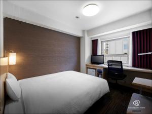 仙台仙台大和鲁内酒店的酒店客房配有一张床和一张带电脑的书桌