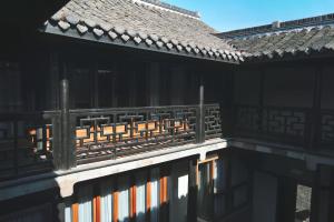 扬州重构·冰瓯馆人文度假民宿(扬州东关街店)的建筑的一侧有栅栏