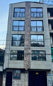 麦德林Aparta Suite Torre De Prado Penthouse的一座高大的砖砌建筑,有许多窗户