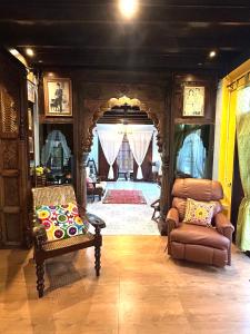 南府บ้านมาดามกรีน Baan Madamn Green Nan的客厅配有沙发和椅子