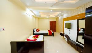 ChuknagarAdarsha Palace Hotel的酒店客房,配有床和电视