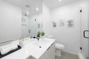 西雅图Seattle Charm, near university,3 BR,W&D, fast wifi的白色的浴室设有水槽和卫生间。