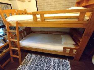 冲绳岛市Guesthome Machiya Koza的客房内的两张双层床