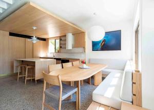 佩里吉安比奇格伦伊登海滩度假酒店的厨房以及带桌子和沙发的用餐室。